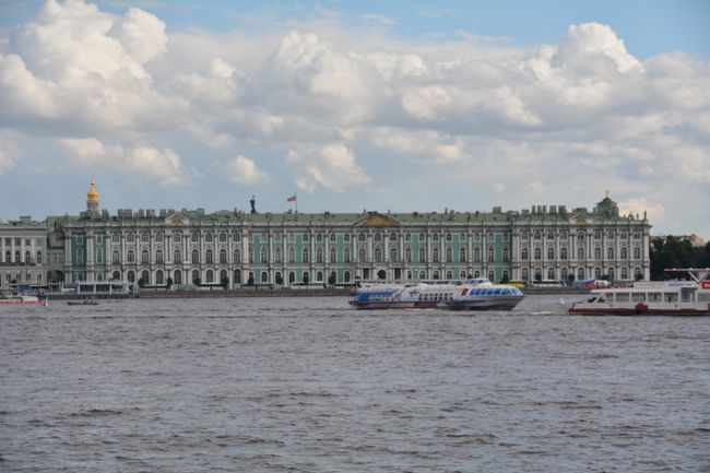 川向こうにエルミタージュ美術館が見えます。