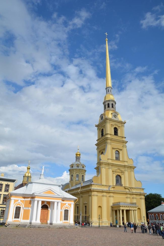 ペテロパヴロフスク聖堂<br />青空をバックに天を刺し抜くような尖塔