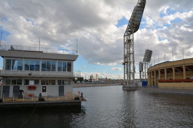 川を挟んでスタジアムがあり、イベントがある時は日本でいえば機動隊のようなフル装備の警官がたくさん集まります。