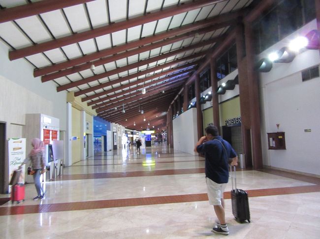 早朝なので空港内のどの店もやってません(''◇'')ゞ