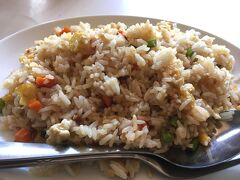 カンボジア・タイ旅行１１日目。

本日は早くもロン島とのお別れ。

荷物を纏め１０時にホテルをチェックアウトし船着き場に向かうのですが、船が出るまでまだ時間があるので、船着き場近くの飯屋で軽めの朝飯を.......

頼んだのはカンボジアチャーハンなのですが....チョイスを失敗してしもうた。
ちょっと塩気が多くてしょっぱい。(´；ω；`)ｳｯ…