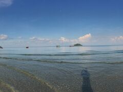 カンボジア・タイ旅行１３日目。

明けて翌日、レンタルしたスクーターを返す前に朝のお散歩に出かけます。

まずはシアヌークビルの一番奥地にあるオートレスビーチ２へと向かいます。
オートレスビーチ２はかなり奥まったところにあるので、人が全く居らずのんびりと出来ますが、ここまで来るにはスクーターをレンタルしないとかなり大変ですが、のんびりとしたい人には良いかも。

かなり奥にあるビーチだから、海が綺麗です。