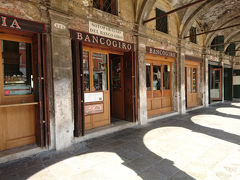 ジェラートだけでは空腹は埋まらず。
すでに14時を過ぎていましたのでこの時間でも営業している店を探します。
更にヴェネツィアはイカ墨が名物だそうなのでそれが食べれる店ということで
Osteria BANCOGIROへ。