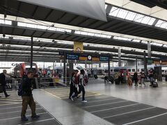 　ミュンヘン中央駅へ。初日に到着したところです。ドイツは改札などがないので誰でも入れる感じです。ベルギーの駅などではそれが逆に治安を悪くさせているとか。いいような悪いような。
