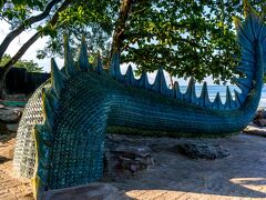 その後は来た道を戻り、今度は海沿いに反対側へと向かいます。

スクーターでひた走ること約１６ｋｍほどで、ビクトリービーチに到着。
駐車場からビーチに向かうと、シーサーペント？のしっぽがお出迎え。