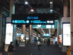 スワンナプーム国際空港に着きました。巨大なターミナルなのでARRIVALまで結構歩きます。