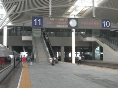 これから乗り込みます。
この新幹線が一番停車駅が少なく、途中は瀋陽と長春のみです。

