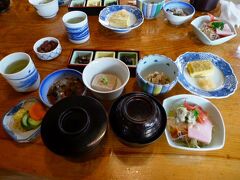 宿の朝食。
昨日の夕食も美味しかったけど
今朝のご飯も絶好調に美味しいヨ！

地方名物ところ天も、スーパーで売られているものより臭みがなく、ずっと食べやすかったです。
ごま豆腐、朝の定番クサヤも新鮮でした。