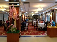 2日目

ホテル1階のレストランにてモーニング
欧米人とインド系？のグループが多いようです
（レストランと言うよりか食堂でしょうか？）