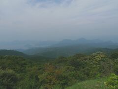 だるま山から
ここからも富士山がこの方角に見えるそうです
戦前のNYで行われた万博時には、前コニカミノルタの社員が展示用に富士山が美しく見えるところを諸所探し周り
ついにこの辺りからの富士山の写真を展覧会に出品したとか
（後述のやまびこに写真ありました）

水蒸気の少ない冬なら見通せる確率は高いのでは？