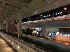 那覇空港に到着

那覇から中心街へゆいレールで移動し、一泊。
ちなみに交通系ICカードが使えないため
切符を買う人で行列、、、