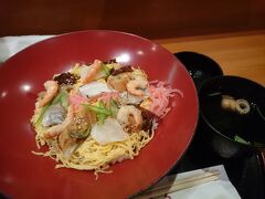 お向かいのお寿司屋さんで風呂上りの1杯のつもりが結局ごはんまで，松山鮓．ちらし寿し好きなのです．