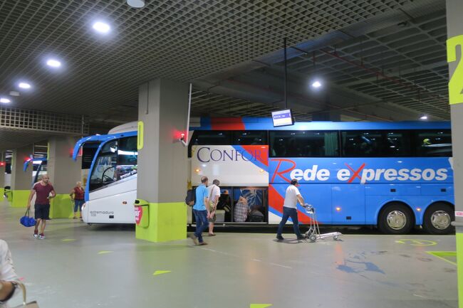 ビアナドカステロ 曇り 30度/16度<br /><br />ポルト滞在が丸2日あったので、残り1日は日帰りでどこかに行こうと計画していました。<br />ブラガ、ギマランイス、サンティアゴ・デ・コンポステーラ(スペイン)と色々迷いましたが<br />画像検索で素敵な教会を見つけたので<br />ビアナドカステロに行く事にしました。<br /><br />当初は、列車で行く予定でしたが<br />当日時刻表を見てみると予定していた<br />08:05ポルト発⇒09:22ビアナドカステロ着の列車が、運休になっていました。<br /><br />一度はビアナドカステロ行きを諦めたんですが<br />「バス(rede)はどうかな？」と思って調べたところ<br />運行していました！<br /><br />アプリでredeのバスターミナルを調べて、早速向かいます。<br />ちなみに、地球の歩き方に書いてある、「REバスターミナル」とは<br />違う所にあったので、要注意です。<br /><br />■rede社<br />http://www.rede-expressos.pt/default.aspx<br /><br />＜スマホアプリから、営業所の地図を見る＞<br />①メイン画面の「●４つマーク」のアイコンを押す(切符アイコンの右)<br />②出てきた3つのアイコンの中の「●3つマーク」のアイコンを押す(ゲームアイコンの右)<br />③「SALE POINTS」の画面が出るので、SEARCHに「営業所」の名前を入れる<br />例：PORTO<br />④選択した営業所の住所と地図が表示される<br /><br />■ポルトのバスターミナル<br />https://www.google.co.jp/maps/place/Rede+Expressos+%2F+Transdev+-+Porto/@41.1498354,-8.5990087,19z/data=!4m5!3m4!1s0x0:0xfa0b9d058e3394a1!8m2!3d41.1499011!4d-8.599087<br /><br />