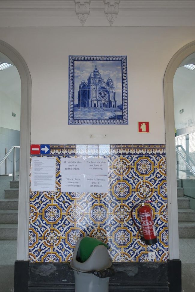 中は、綺麗なアズレージョがありました。<br /><br />ケーブルカーは出発したばかりで<br />次の出発まで15分ほど待つ事になりました。
