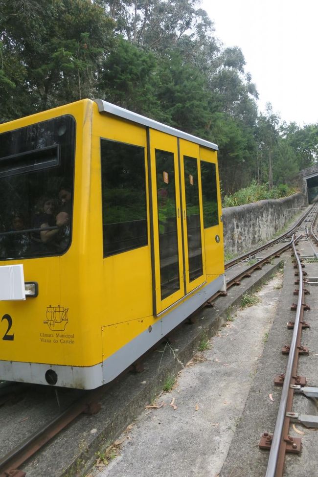 小さな可愛い黄色のケーブルカーです。<br /><br />5分もかからず頂上に到着です。