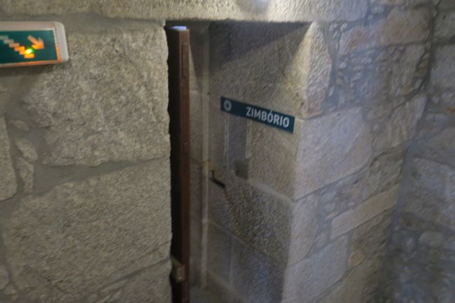 「サンタ・ルジア教会」には塔があるので、まずは塔に登ってみます。<br />教会の右側に塔への入口がありました。<br />エレベータでも登れるようです。<br /><br />画像の表示に気づかず、どんどん登っていくと<br />エレベータ降りばに着いてしまいました。<br />頂上へはここを曲がります。