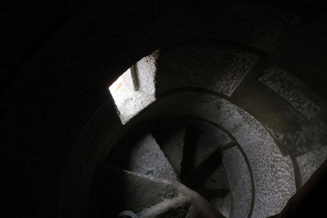 階段はこんな感じで、狭くて急な螺旋階段です。<br />