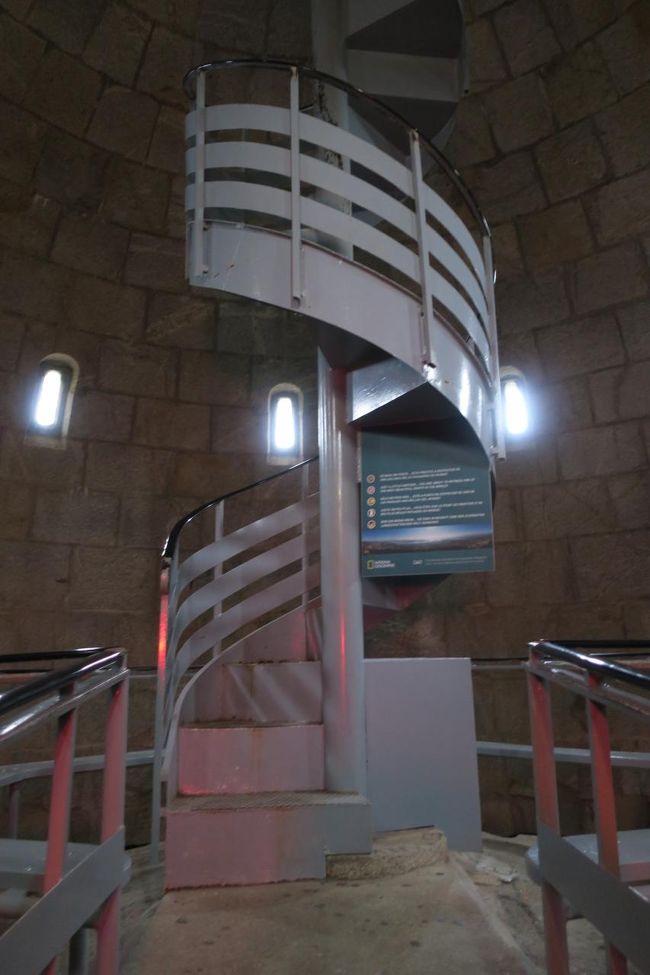 頂上への最後の螺旋階段です。<br /><br />ヨーロッパの塔では、よく「大人１人がやっと通れるぐらいの幅の階段」<br />と書いてあるものがあって、実際はすれ違う事ぐらいはできる幅なんですが<br /><br />ここは、ほんとに「大人１人がやっと通れるぐらいの幅」でした。<br />