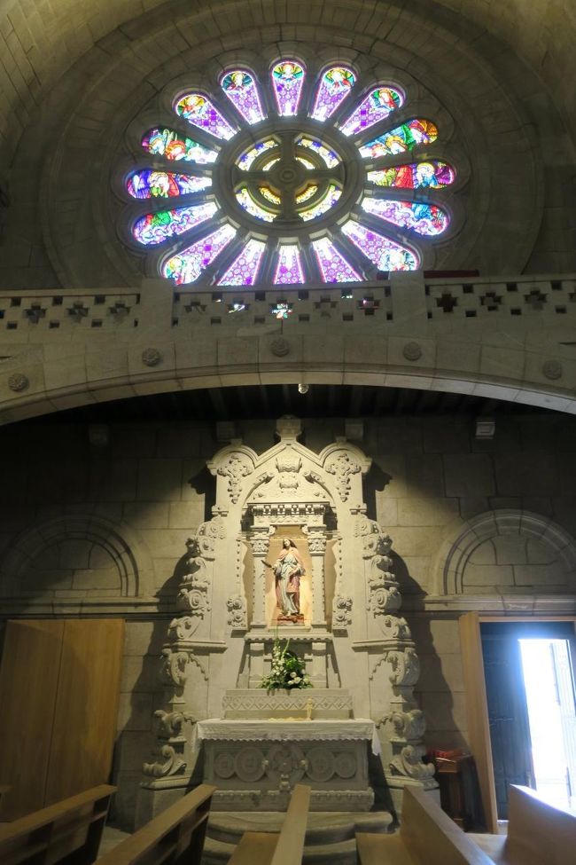 次は教会内部の見学です。<br /><br />バラ窓がめっちゃ綺麗です！！