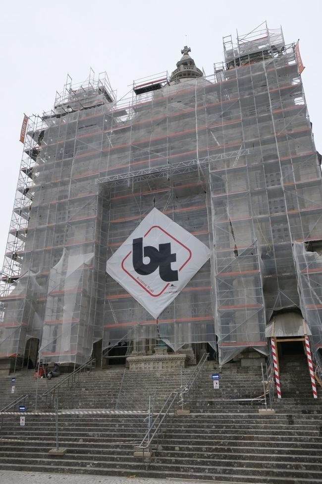 教会の横の部分は工事中でした。