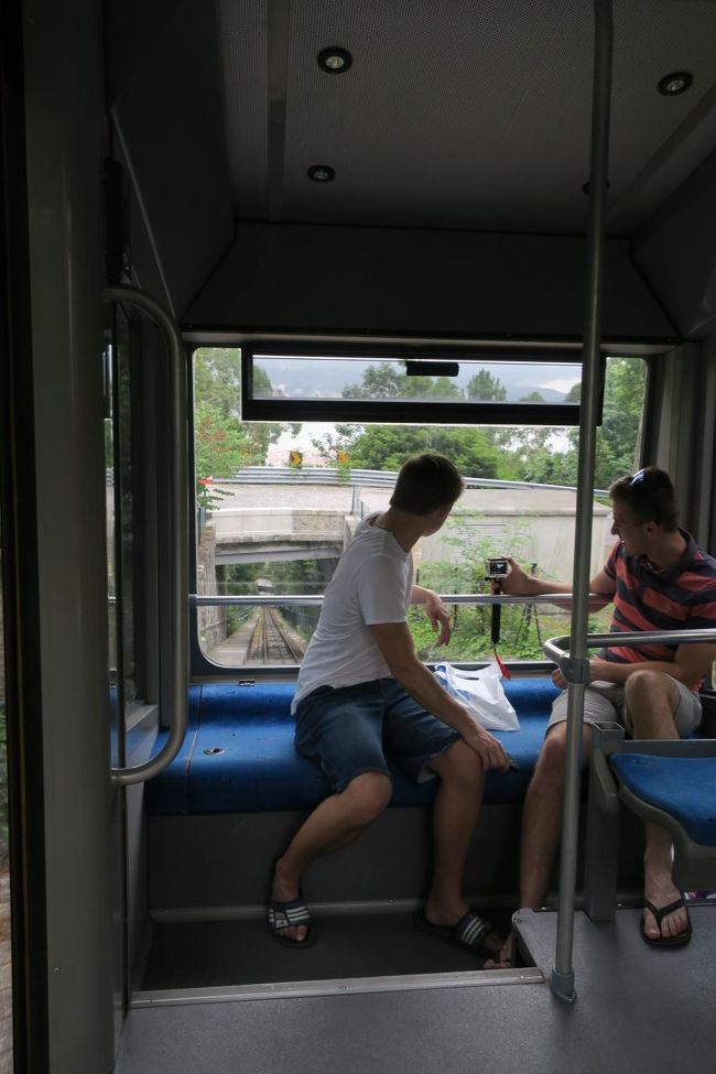 サンタ・ルジア教会を堪能したので、今度は街歩きしましょう。<br /><br />ケーブルカーで降りて行きます。<br />特等席は若者２人に占領されてしまいました。