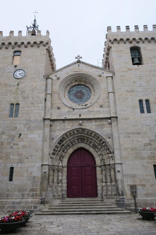 カテドラルです。<br />残念ながら扉は閉まっていました。<br /><br />扉を押したら中に入れたのかもしれませんが、<br />何か地元の方に、じっと見られていたのと(^^;)<br />時間が押していたので、ここは外観だけにしました。<br />