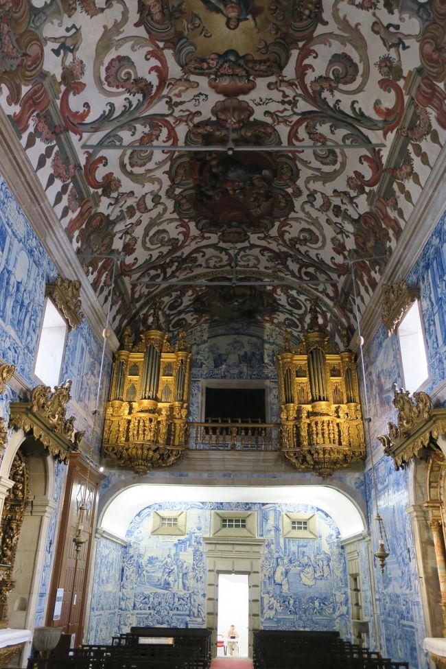 後ろには立派なパイプオルガンもあります。<br /><br />小さな教会ですが、とっても豪華です。