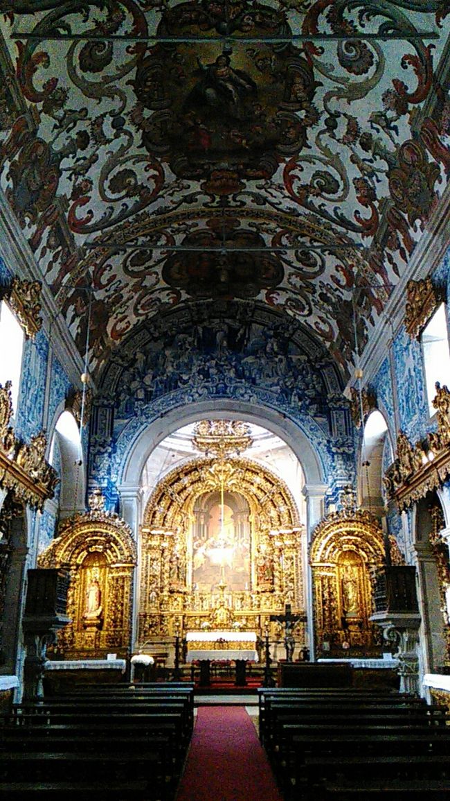 内部は素敵なアズレージョと、金ぴかの祭壇です。