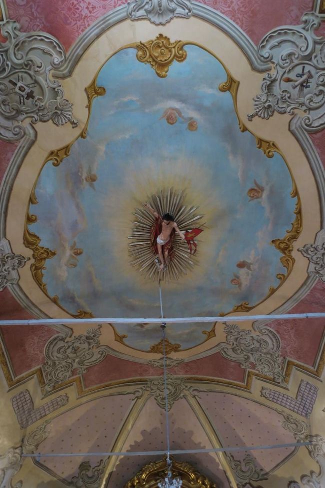 天井がピンクです。<br /><br />外観からは想像できないですね。<br />内部はとても豪華です。