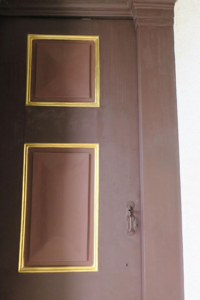 アゴニア教会も扉が閉まっています。。。<br /><br />ここは誰も見ていません！<br />ラッキー～　もちろん押してみます(^_-)