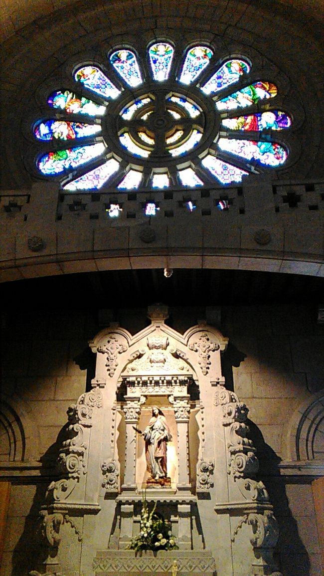 ちょうどバラ窓から、光が差し込む時間だったようで<br />めっちゃ癒されました。<br />