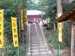 15：35　聖神社に到着です。
この階段下に無料の駐車場があります。ちょうど1台出たのでラッキー。
この神社は銭神様と呼ばれ、お金儲けの縁起の神様として親しまれているそうです。
