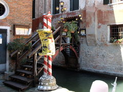 11時にホテルをチェックアウトし荷物を預け、ついでに水上TAXIを予約。
フィレンツェに移動する前に腹ごしらえします。
Osteria Ai Promessi-Sposiをチェックしていましたがこの日月曜日の
ランチは休業とのことで
Antica Trattoria Poste Vecieへ行くことに。
San Polo 1608, Mercato del pesce di Rialto, Venice, Italy
市場の近くなので新鮮な魚介類がいただけるそう。
12時開店なので店の前で暫く待つことに。
店に用事がない観光客がこの小さい橋で記念撮影をしておりました。
