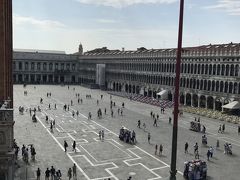 サンマルコ寺院からの眺め。
ここでまさかの大事件発生。息子と母とはぐれてします事件が。。。。2時間ぐらい生きた心地がしなかったです。旅では常に行動はともにしないとだめですね。
無事ホテルで会えました。
