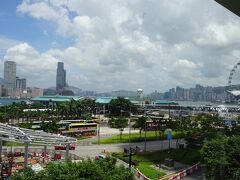 向かった先は香港駅。IFCモールです。見える橋はスターフェリー乗り場までの連絡通路。