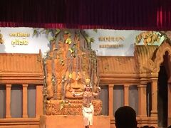 フラワーダンスだったかな？
クメール文化に触れるという目的は達しましたが、うーん、イマイチ充実感のないディナーだったかな。
案の定、モン吉は不満たらたら。
困難なら、ホテルで少し高めのクオリティのいいディナーでショーを見たほうがよかったかも。
まあ、これも思い出だからよしとしましょう。