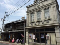 蜷川家具店。
柱の装飾と○サの屋号が、気に入ってしまった。
隣りの木造も蜷川家具店の看板。
こちらは、セレクトショップになっています。