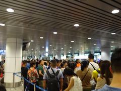 Flightは定刻より早く到着。早朝なので、あっさりイミグレ通過できるかと思いきや、写真の通り大渋滞…。香港からのKA便で到着した人達が大半を占めていました。
結局通過に1時間近くかかり、預けた荷物はターンテーブルから下ろされていました…。