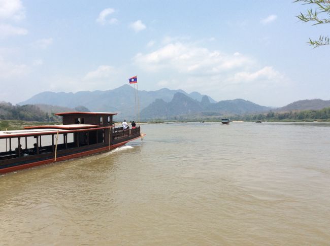 彼方に岩山が見えてくる