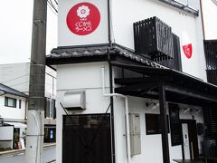 さて、そろそろ昼時だし、ガイド本に載ってたラーメン店にでもいくか。

三角形の土地に無理から建てたラーメン店。
ここ、結構な有名店で、台風のせいで行列こそできてませんが
平日のこの天候の中でもお客さんはひっきりなし。
