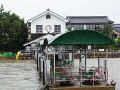 カモメの餌やり、テンション上がりまくりますよ。

こちらにお越しの折には是非に！
１００円の出費、全然元がとれますから。(笑)