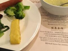 ホテルの朝食。中国の人は朝が早い。既に満席。
この先を考えて腹４分を心掛ける。なんというスモール感！
お粥にはこれからもお世話になりそうだ。

文明用餐…マナーを守ろうというような意味だそう。