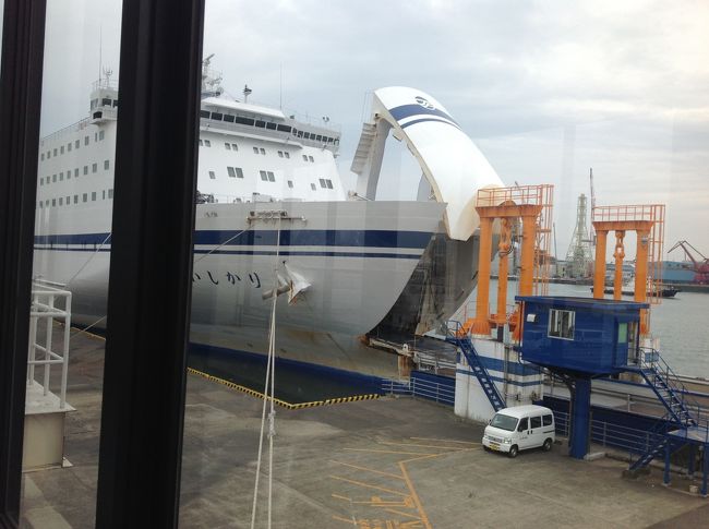 仙台港フェリーターミナルまでバスか電車か迷った末 不安なので電車にしました。がまさかの人身事故発生。福田町駅で足止め。タクシー待ちもない駅であたふた。駅員さんに聞くと自分で案内に出ているタクシー会社へ連絡するようにとの事。何件か<br />かけてようやく来てくれる事に。焦りました。でも電車動くの待ってない方がいいよねと言い聞かせながら自販機でコーヒー購入。心を落ち着かせますが落ち着かず。