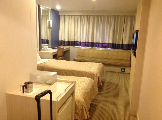 無事に乗船。太平洋フェリーは閑散期は一人でも料金変わらないのでリッチなお部屋も予約できちゃいます。広すぎ。乗り物酔いには無縁ですので快適です。お風呂に入ったり(お湯が揺れていました)シアターを覗いたり甲板に出てみたり。すっかり退屈して仙台で買ったごはんを食べて本読んで寝ました。船はWifi有料です。