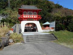 岬へ歩いていくと龍宮神社が出現。