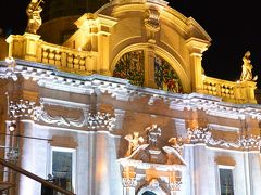 ライトアップされたルジャ広場に面した『聖ヴラホ教会』