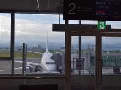 一日目です。

出発は小松空港から。NH752便、羽田行きです。シップはB737-800。夏休みということもあって搭乗待合室は家族連れでにぎわっています。

シップは定刻に小松空港を離陸しました。