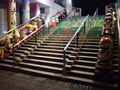 ネイザン・ロードに戻りましょう。昼にあまり見なかった九龍公園への入口。何やらキャラクターが並んだユニークな階段を登ってみます。