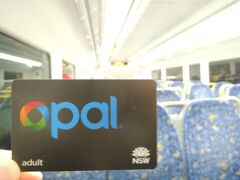 ニュージーランド最大の都市・オークランドを出発し、オセアニア２大都市を巡る旅の後半はオーストラリア・シドニーへ。

入国に必要なETASは、ビューグラントというサイトを通じて486円で申請済み。

空港に到着して見つけたWH SmithでOpal Cardを購入して市内へ移動します。

Opal CardはSuicaのような公共交通機関のICカードで、チャージ（オージーはTop Upと言います。「突破！」と言うと通じるらしい。）して使います。