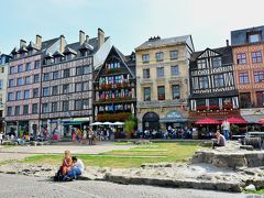  Place du Vieux Marche（ヴューマルシェ広場）

現在はコロンバージュが埋め尽くし、飲食店が立ち並び華やかではあるが、1431年5月30日ジャンヌダルクの火刑がおこなわれた場所だ。
